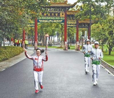 军运会圣火抵达武汉 主题是“共享友谊、同筑和平”