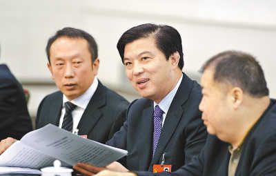 11月9日,河南商丘市委书记陶明伦代表(中)和信阳农民工代表