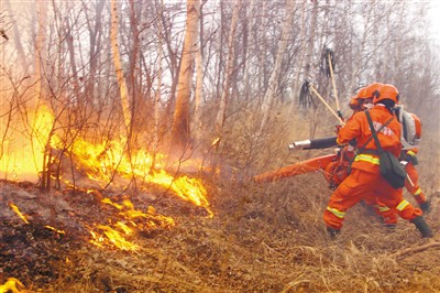 大兴安岭森林起火总面积10000公顷左右近九千人赶来扑救