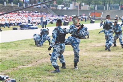 軍營開放活動在武漢舉行 有看頭更有學(xué)頭(圖3)