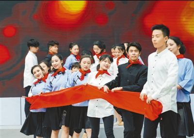 北京大学学生舞蹈团成员在青春诗会上表演舞蹈《星火》