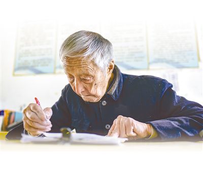 叶连平从事教育工作40年，退休后仍坚持义务补课