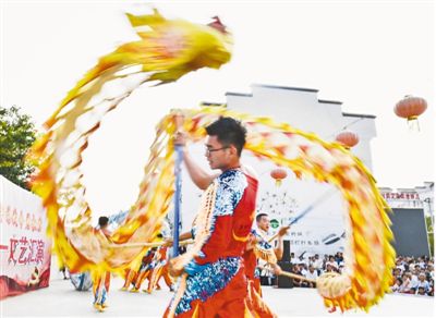 鎮上來了大學生表演隊