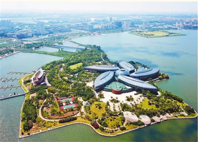 上海自贸试验区临港新片区揭牌 将对标竞争力最强的自由贸易园区