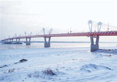 中俄界江黑龙江公路大桥工程完工