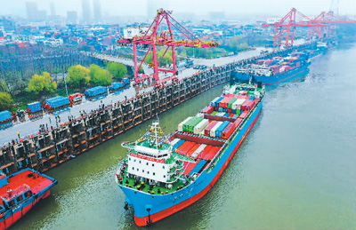 中国内河最大集装箱船首航
