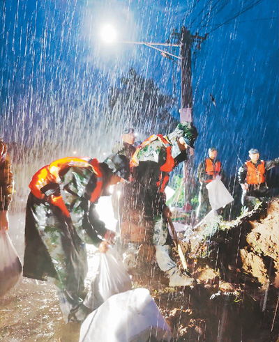 河南郑州等地近日持续遭遇强降雨抢险救援众志成城