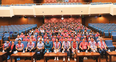 香港中学生在京“零距离”对话航天人