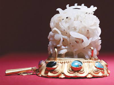 元代嵌寶石金座玉帽頂，湖北省博物館藏。
