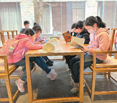 花山村的孩子們在蔣山書舍閱讀。