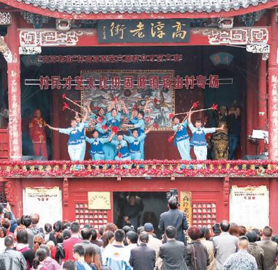 花山村（原为蒋山村）村民来到南京市高淳区高淳老街表演打莲湘。