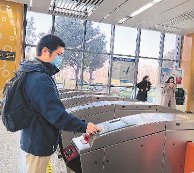 日前，一名乘客在蘇州地鐵2號線騎河站使用數字人民幣硬錢包過閘。本報記者 徐佩玉攝