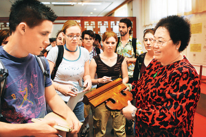 美国大学生在紫檀宫体验中国文化