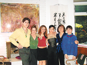 曹操(左一)和妻子(右三)及家人在北京家中