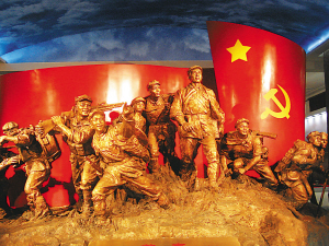 展览入口处的红军长征主题雕塑