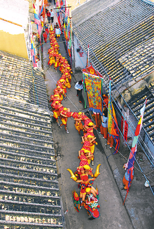 去年6月,广东湛江:人龙舞流传四百年