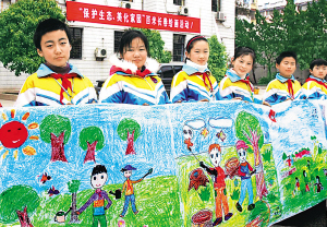 安徽天长:学生绘百米生态长卷