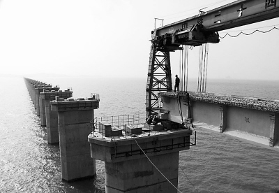 鄱阳湖铁路特大桥架梁