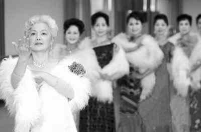 重庆老年模特舞蹈队轰动狮城