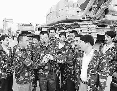 带两台大型挖掘机 通宵抢修生命路