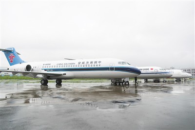 南航首架国产ARJ21飞机投运