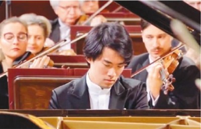 华裔青年刘晓禹获肖邦国际钢琴比赛冠军
