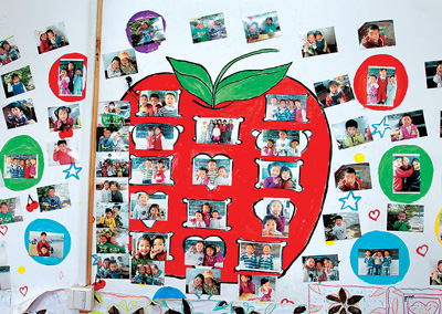 幼儿园有一面贴满孩子笑脸的照片墙