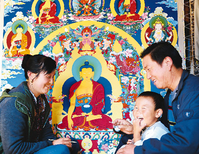 藏族自治州同仁县吾屯村年近50岁的唐卡画师桑斗合是青海工艺美术大师