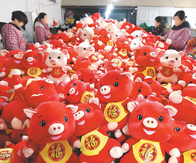 沂南县玩具图片:生肖玩具“富贵猪”加工忙