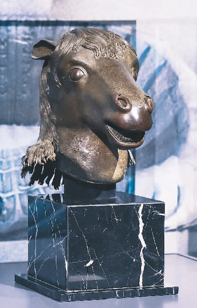 马首铜像图片:马首回归