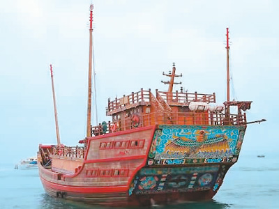 仿古帆船“福宁”轮起航