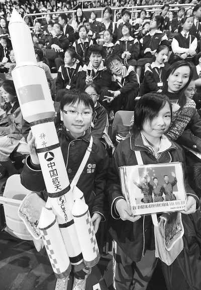 神七代表团与港人真情对话 团长赞香港人更美