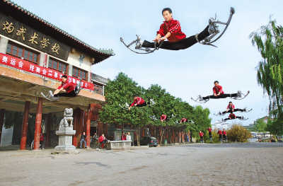 塔沟武校学生练习北京奥运会闭幕式上的弹跳