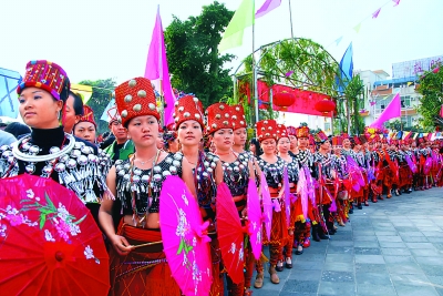 目脑纵歌:景颇族传统节日,景颇族语为"大伙跳舞.