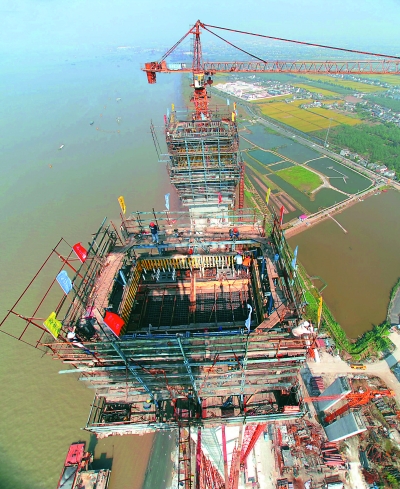 泰州长江大桥北塔封顶 高180米(图)