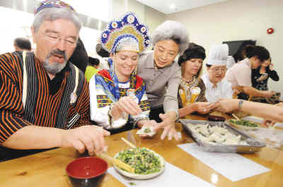 联合国合唱团参观上海敬老院 中文唱歌学包混沌--华侨华人--人民网