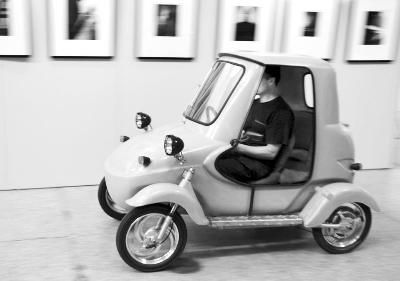上海一爱好者发明电动汽车 迷你貌似未来汽车