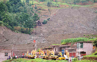 贵州省关岭布依族苗族自治县岗乌镇大寨村因连续强降雨引发山体滑坡