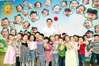 图为胡锦涛在幼儿园大一班的\笑脸墙\前