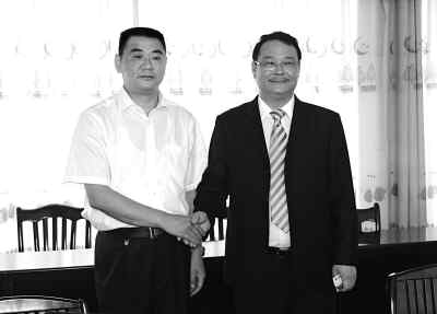 子墨集团总裁洪俊(右)和湖北随县副县长刘飞(左)