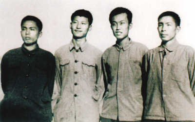 1973年上山下乡时期,习近平(左二)在陕西延川县.