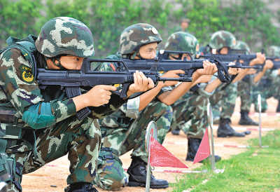 武警福建总队特战队员进行95自动步枪多姿势接力射击.