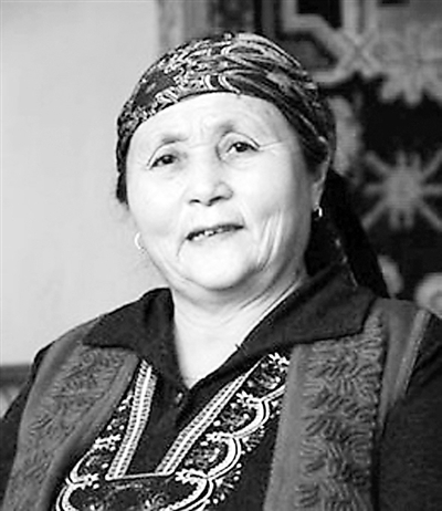 维吾尔族母亲收养10个不同民族儿女:一部歌舞