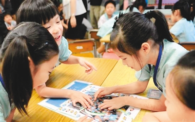 香港小学生在课堂参与活动. 中新社记者 谭达明摄
