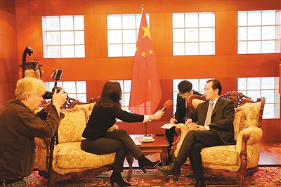 桂从友大使就瑞典警察粗暴对待中国游客事接受瑞典记者专访