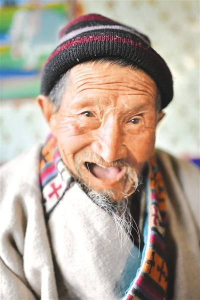 年近百岁的翻身农奴巴珠讲述新旧西藏两重天