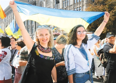 乌克兰独立28周年纪念日 人们举着乌克兰国旗参加庆祝活动