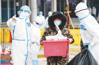 武汉首个中医方舱医院首批治愈患者出院