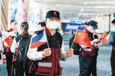 中国援菲律宾抗疫医疗专家组回国