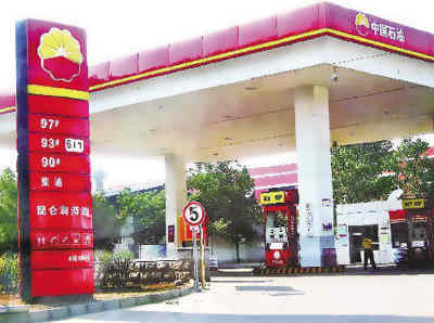 在北京京通快速路双桥出口的一家中石油加油站